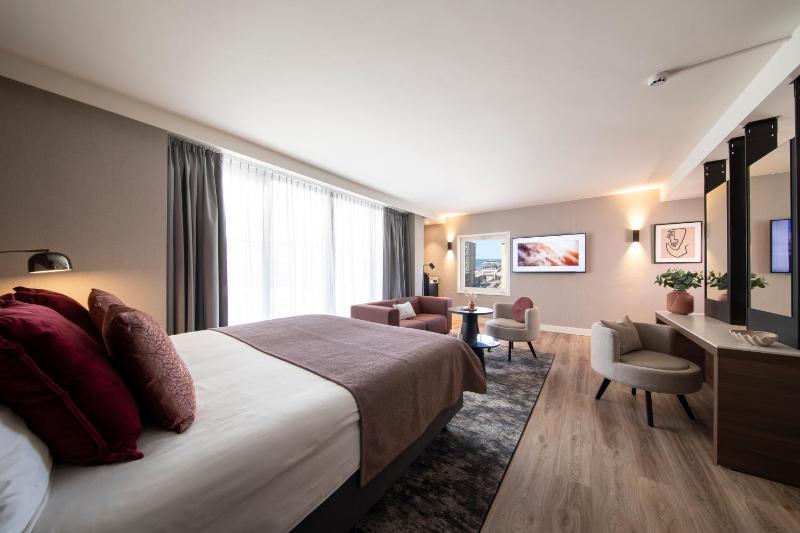 Sea view Suite image 3