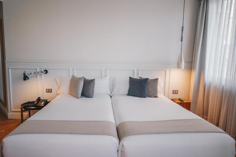 Deluxe Double or Twin Room image 3