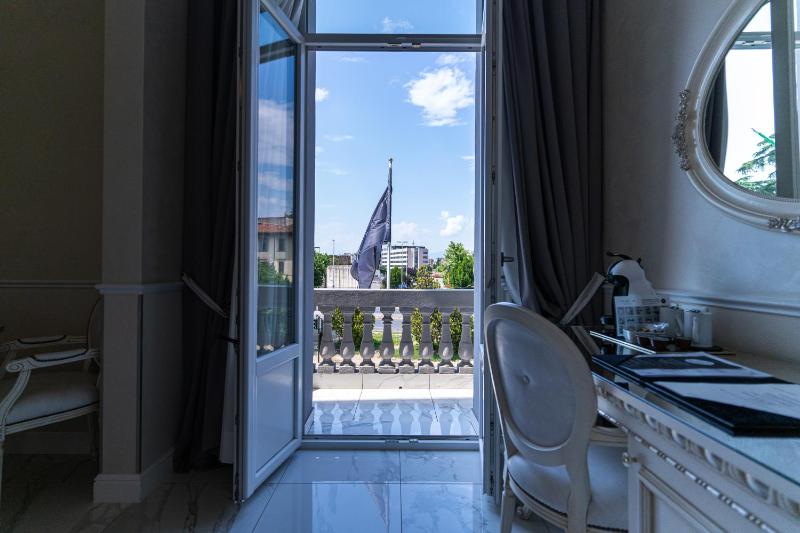 Junior Suite with Balcony and Spa Access image 4