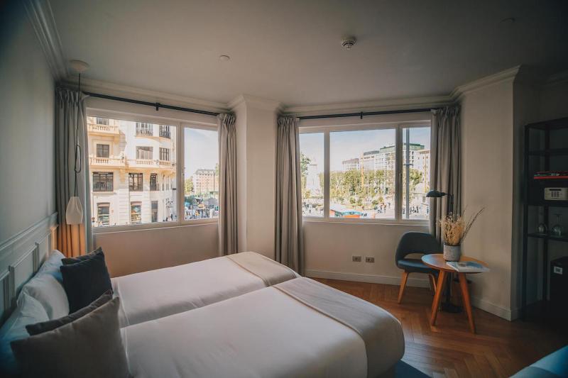 Deluxe Triple Room image 3