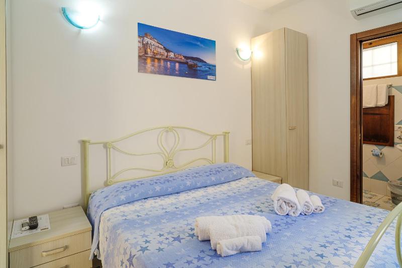 Economy Double Room image 4