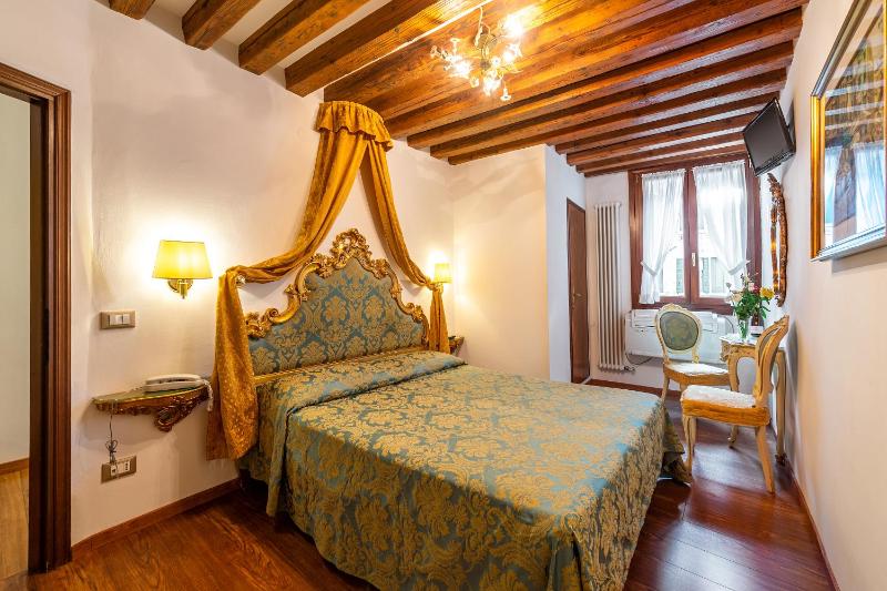 Classic Double Room image 2