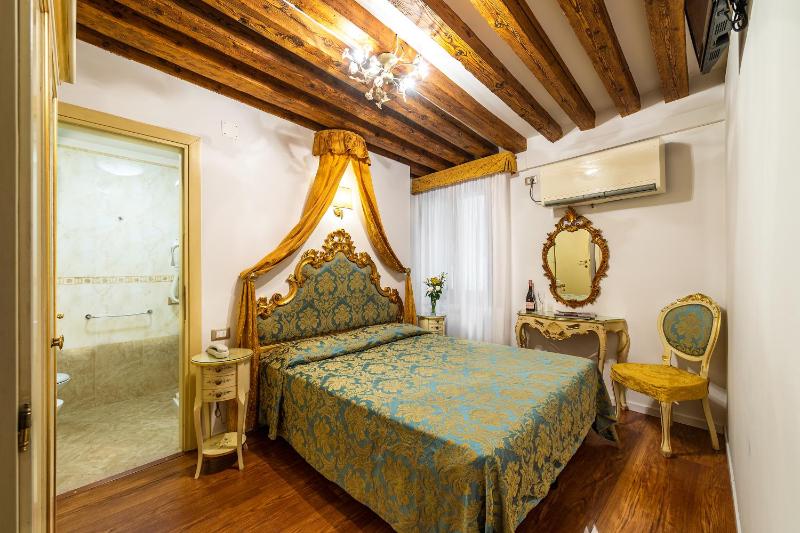 Classic Double Room image 4