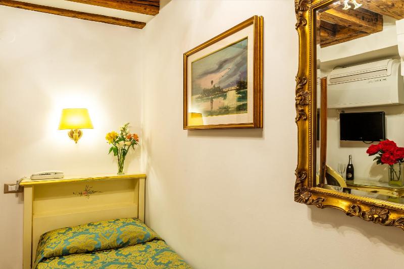 Classic Single Room image 4