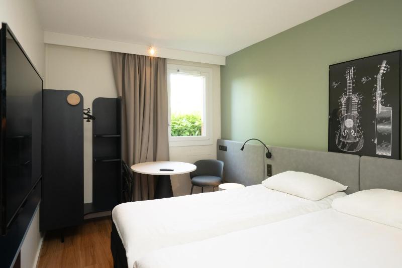 Standard Twin Room image 4
