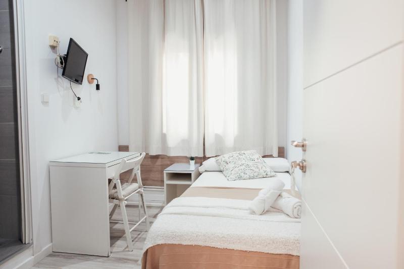 Single Room image 4
