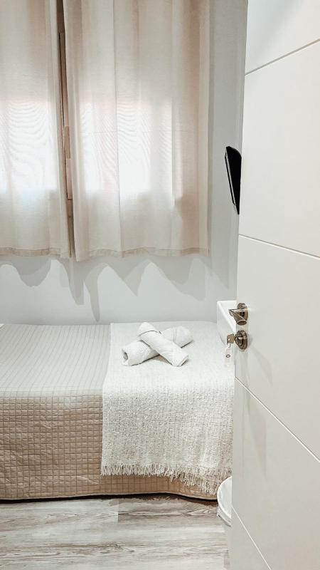 Single Room with Shared Bathroom image 3
