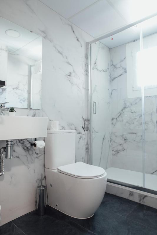 Single Room with Shared Bathroom image 2