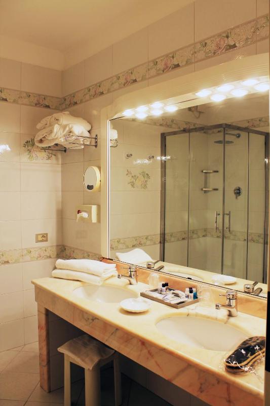 Classic Double or Twin Room image 1