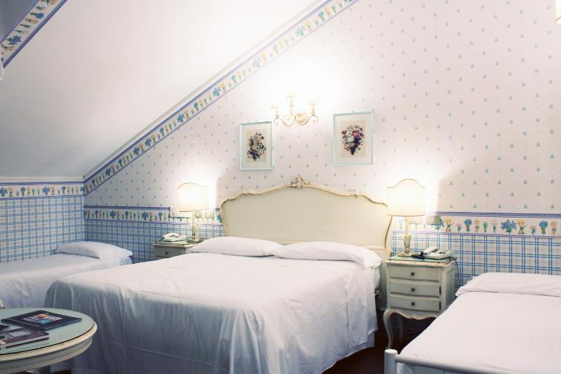Classic Quadruple Room image 1