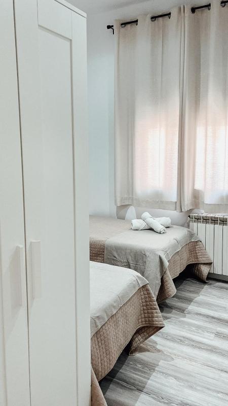 Twin Room with Extra Bed image 4