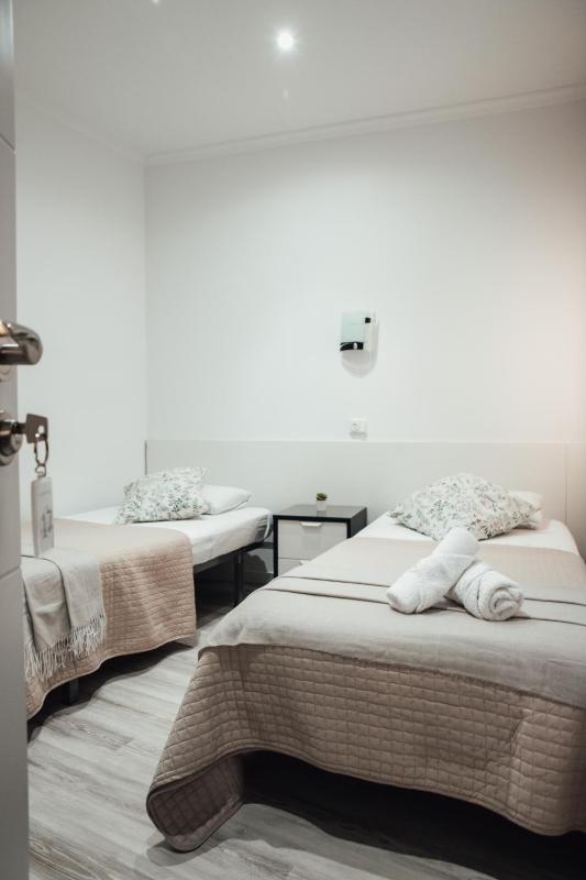 Twin Room image 4