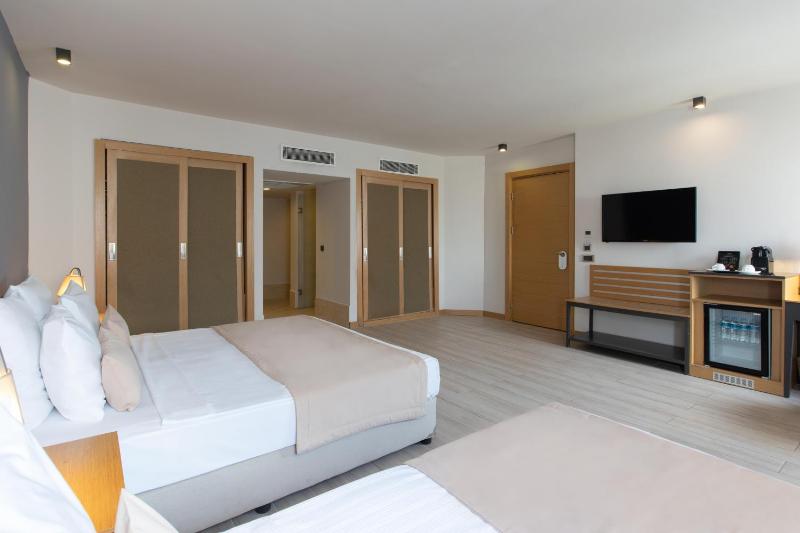 Standard Double Room with Sea View and Balcony image 3