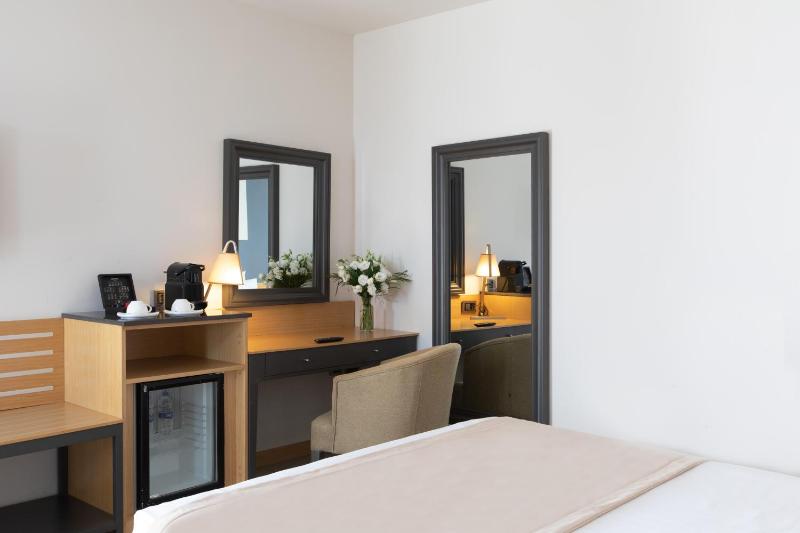 Standard Double Room with Sea View and Balcony image 4