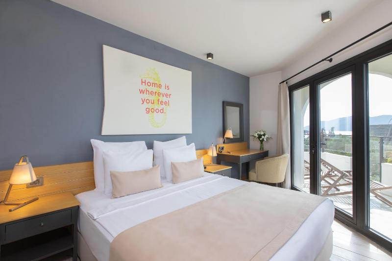 Double Room with Balcony image 2