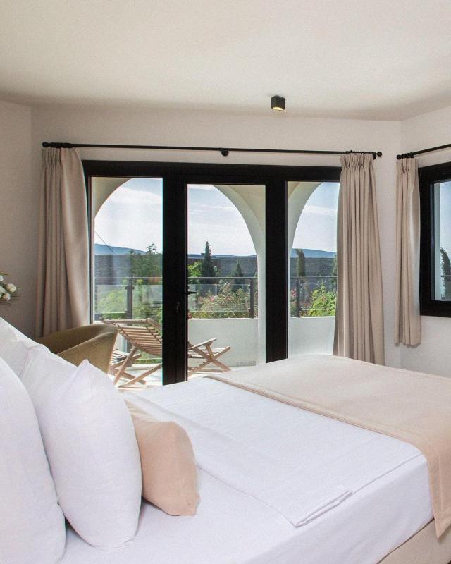 Deluxe Double Room with Sea View and Terrace image 2