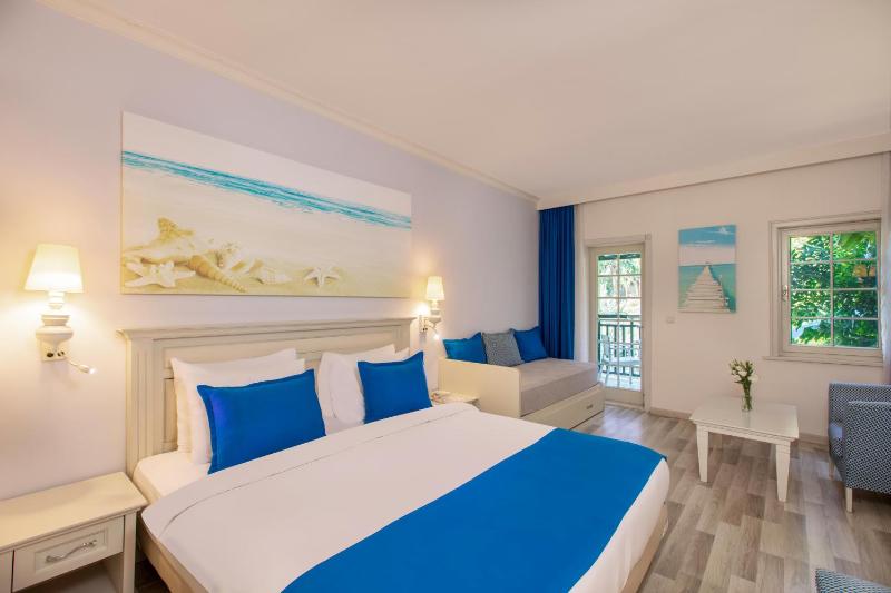 Standard Double Room Land View image 3