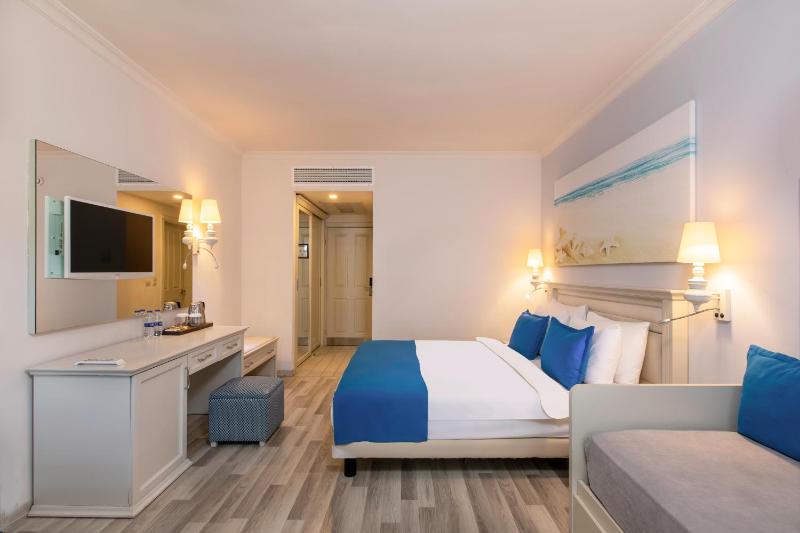 Standard Double Room Land View image 4
