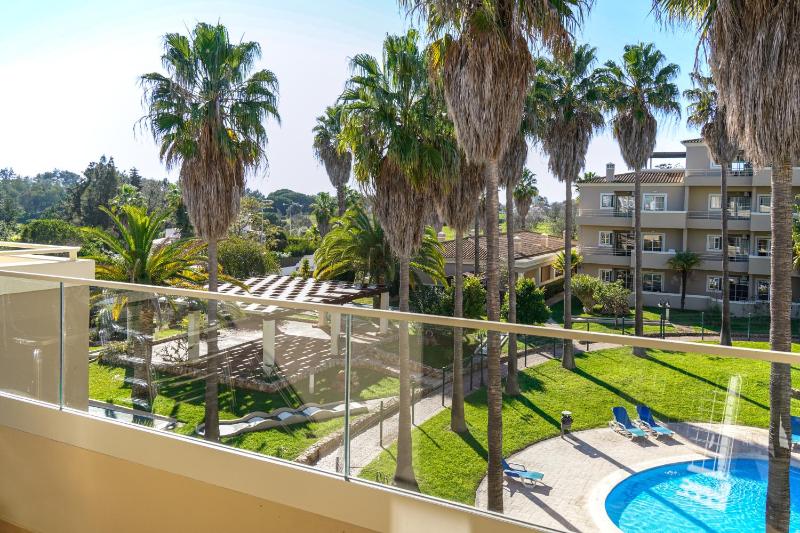 One-Bedroom Apartment with Pool View image 4