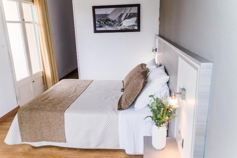 Double or Twin Room with Balcony image 4
