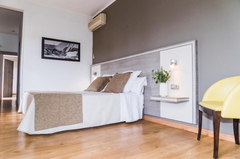 Double or Twin Room with Balcony image 2