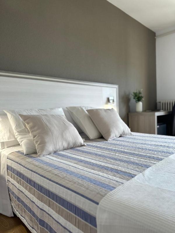 Double or Twin Room with Balcony image 3