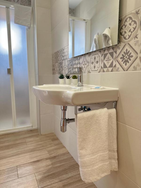 Single Room image 3
