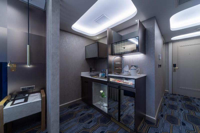 Executive Suite image 4