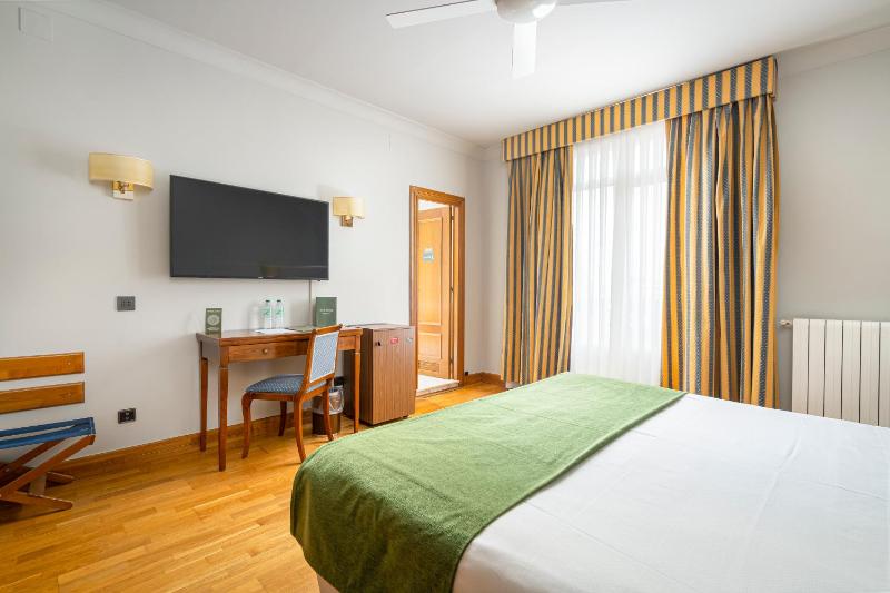 Premium Triple Room image 4
