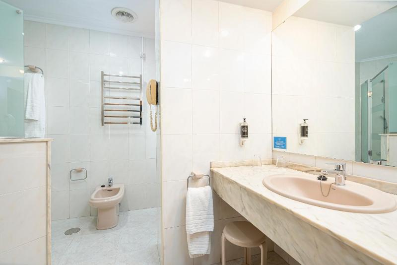 Standard Double or Twin Room image 3