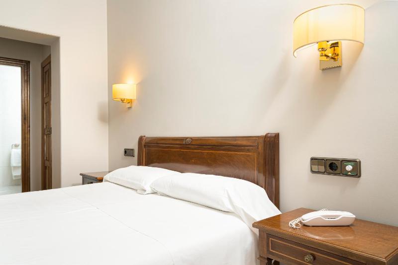 Standard Double or Twin Room image 4