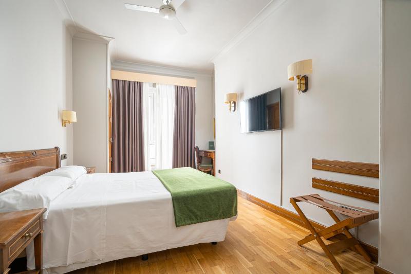 Standard Double or Twin Room image 2