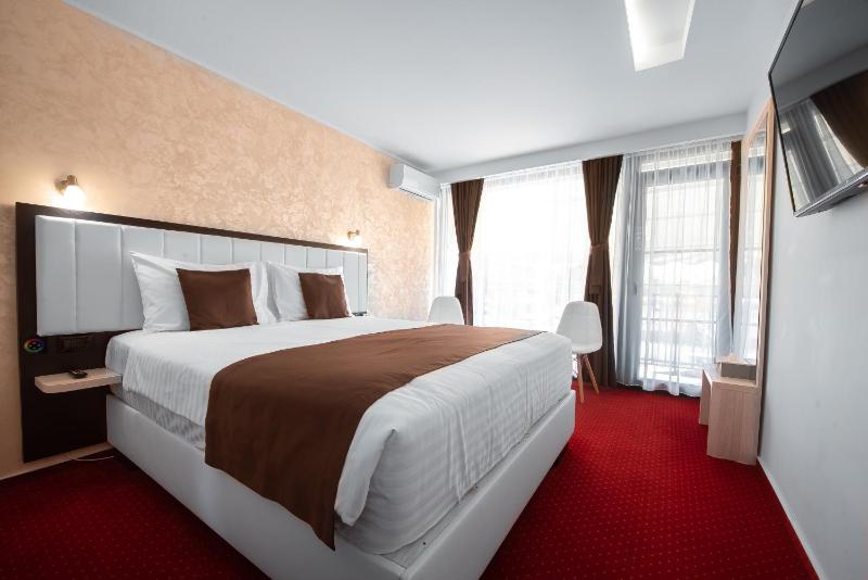 Double Room with Balcony image 2