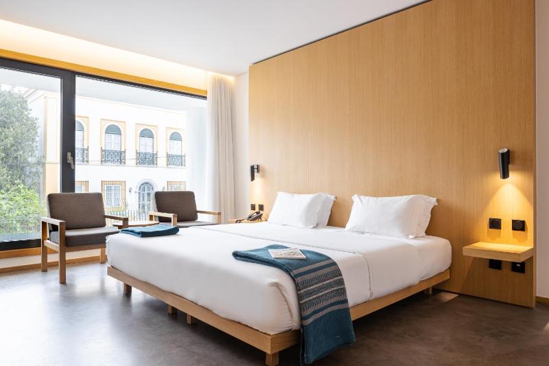 Deluxe Double or Twin Room image 1