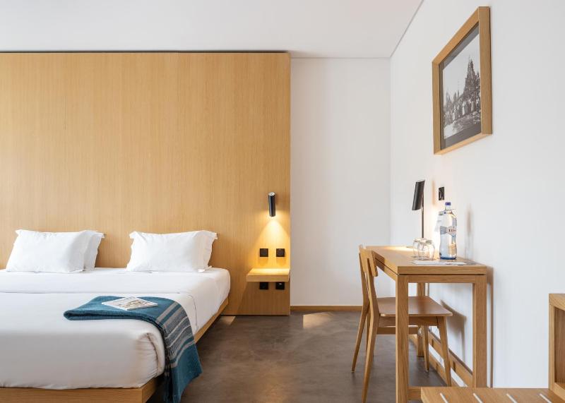 Deluxe Double or Twin Room image 4