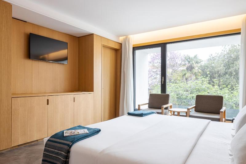 Deluxe Double or Twin Room image 3