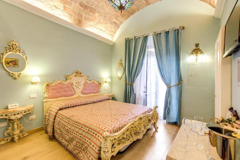 Double Room image 3