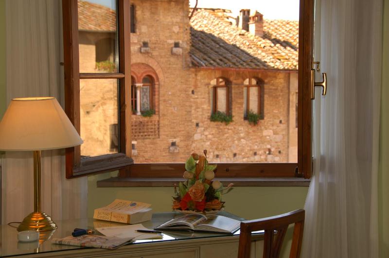 Double or Twin Room with City View image 4
