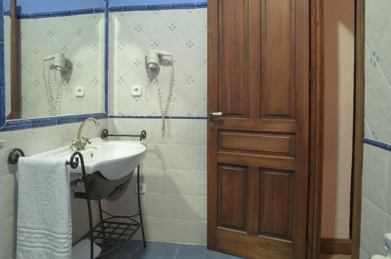 Double Room image 3