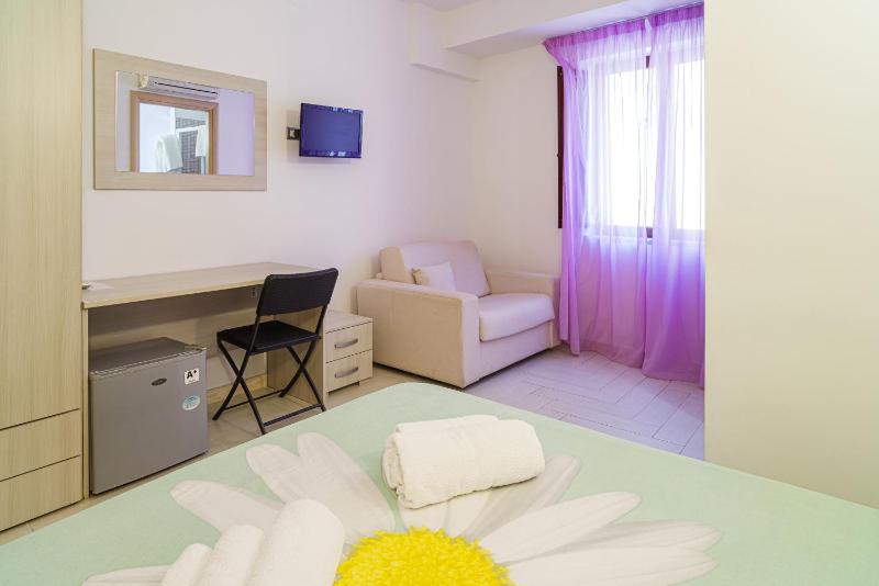 Economy Triple Room image 3