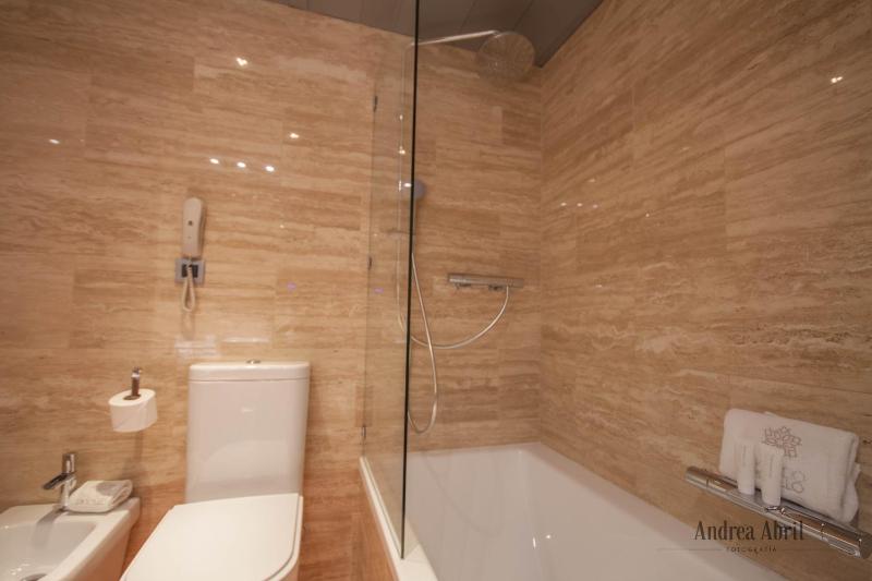 Basic Double Room image 2