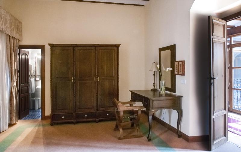 Superior Twin Room image 3
