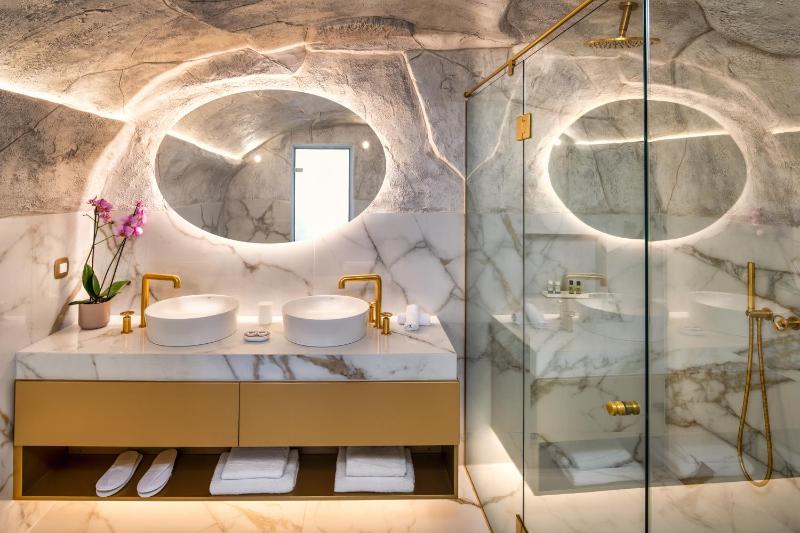 Junior Suite with Outdoor Heated Tub image 2