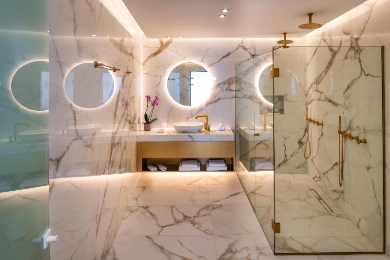 Honeymoon Suite with Outdoor Heated Tub image 3