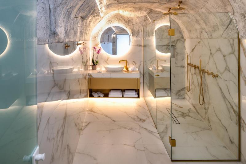 Honeymoon Suite with Outdoor Heated Tub image 2