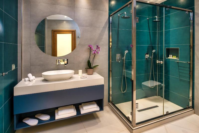 Executive Suite with Outdoor Heated Tub and Caldera View image 4