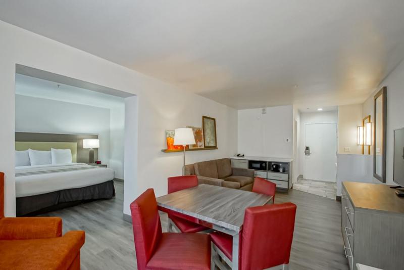 One-Bedroom King Suite - Non-Smoking image 2