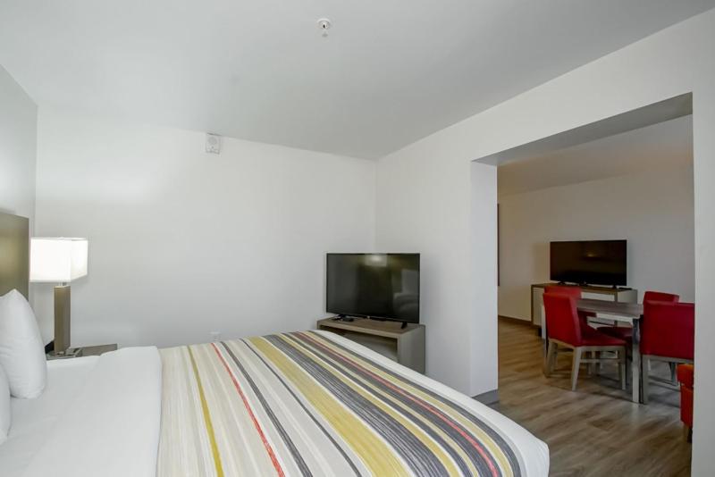 One-Bedroom King Suite - Non-Smoking image 3