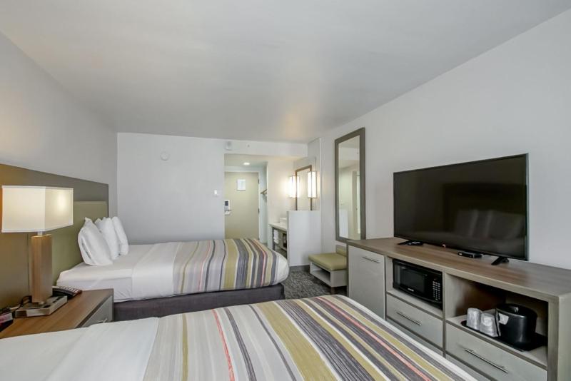 Queen Room with Two Queen Beds - Non-Smoking image 4
