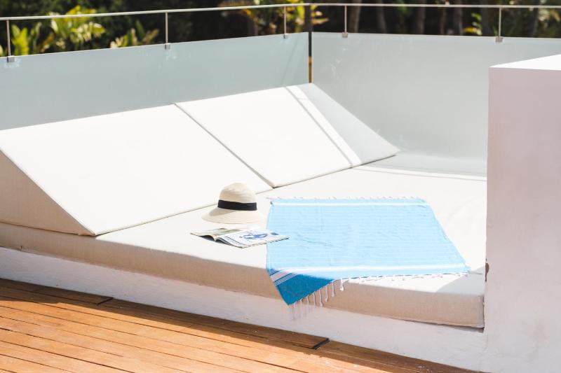 Deluxe Double Room with Sea View image 3